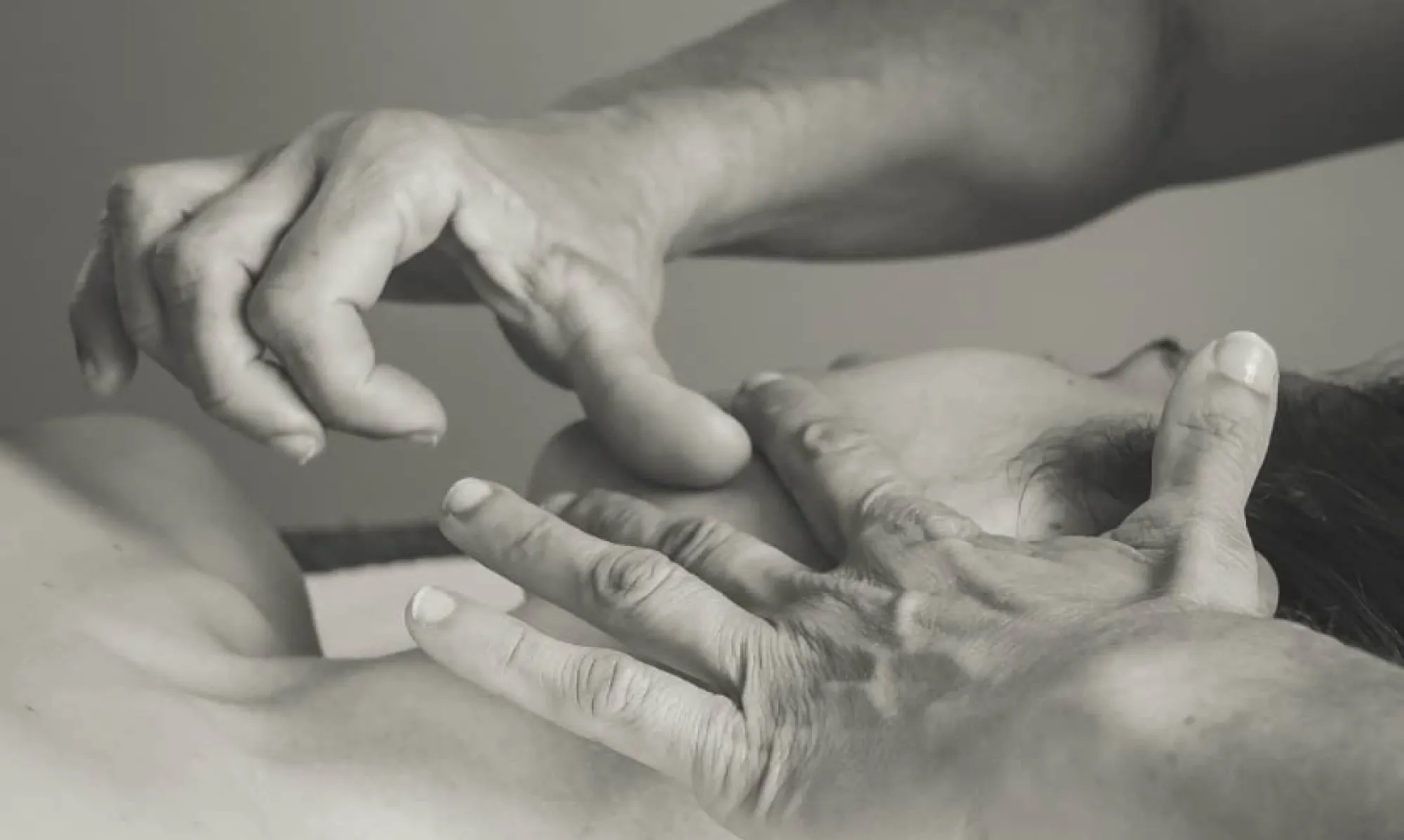 Pressions du bout des doigts sur le visage